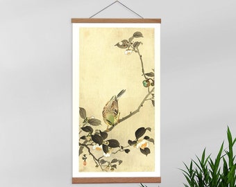Può includere: Una stampa vintage in stile giapponese di un uccello appollaiato su un ramo di un albero fiorito. L'uccello è verde e marrone con accenti bianchi. I fiori sono bianchi e le foglie sono verdi. Lo sfondo è beige chiaro.