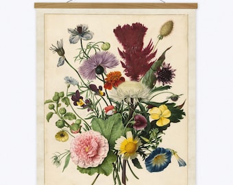 Könnte beinhalten: Ein botanischer Druck mit einem lebendigen Blumenstrauß in Rosa-, Lila-, Gelb- und Blautönen. Das Kunstwerk wird auf cremefarbenem Hintergrund mit einem Holzaufhänger präsentiert.