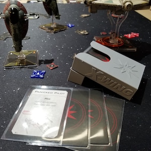 Caixa e dispensador de deck de dano promocional X-Wing (cartões padrão)