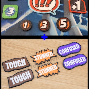Puede incluir: Un conjunto de piezas de juego coloridas, que incluyen dados, fichas y marcadores de estado. Las piezas est&aacute;n hechas de espuma y presentan varios n&uacute;meros, s&iacute;mbolos y palabras. El conjunto incluye un mensaje "Ahorra 5 &euro; en paquete".