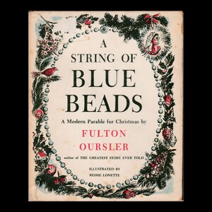 Może przedstawiać: Okładka książki w stylu vintage zatytułowana "A String of Blue Beads". Okładka zawiera dekoracyjną obwódkę z zielonych liści, czerwonych jagód i niebieskich koralików. Tytuł jest w dużych niebieskich literach, a nazwisko autora na czerwono.