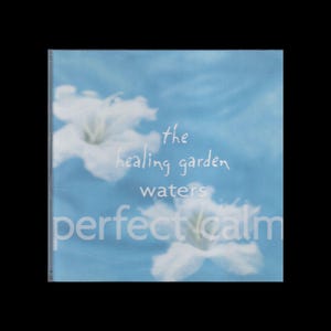 以下が含まれることがあります： 青い背景に白い花と白い文字で「the healing garden waters perfect calm」と書かれたCDケース。画像は柔らかく、幻想的な雰囲気です。
