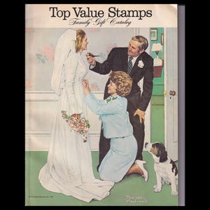 Puede incluir: Portada de revista vintage titulada "Top Value Stamps Family Gift Catalog". La ilustración representa a una novia con un vestido blanco, un hombre con traje y una mujer ajustando el vestido de la novia. También hay un perro.