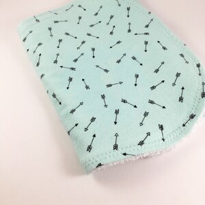Personalisierte mint Pfeile Spucktuch, Baby Spucktuch, Baby-Dusche-Geschenk, Spucktuch Jungen, Baby-Junge Mädchen, Baby-Mädchen Geschenk, Baby-Initialen