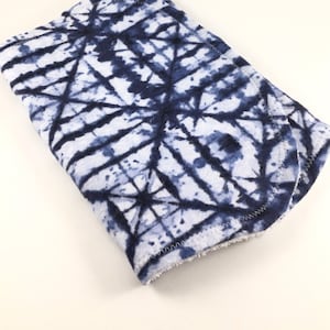 Personalisiertes Shibori Spucktuch, Spucktuch, Baby Spucktuch, Baby-Dusche-Geschenk, Spucktuch Junge, Baby Jungen Geschenk, Baby Mädchen Geschenk, Baby Initialen