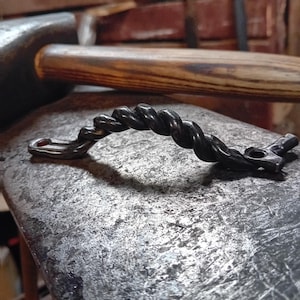 Handsmidd vriden järnlådhandtag, rustikt smedhandtag i vinranka