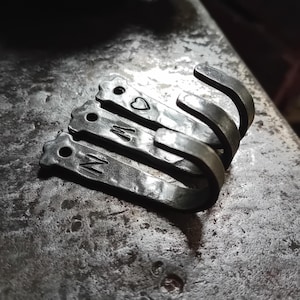 Gancho pequeño forjado a mano - Gancho decorativo rústico individual con grabado de letras opcional / Ideal para decoración rústica del hogar