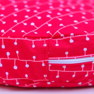 Kinderkissen Bodenkissen Sitzkissen mit rot weißem Punktemuster „PETTY“ rund und flach, Füllung: Bio-Dinkelspelzen oder weiche Faserbällchen