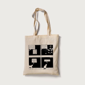 Può includere: Una borsa di tela beige con illustrazioni a fumetti in bianco e nero di un gatto. Il testo del fumetto dice "PROJECT FAIL, NOTHING IS GOING AS PLANNED, CLIENT MANUALLY DOING IT ALL", "AVOIDING THE CRISIS IS HARD, BUT IT'S WORTH IT", "QUIEN NO PUEDE PLANIFICAR, TIENE QUE IMPROVISAR", e "IMPROVISAR".