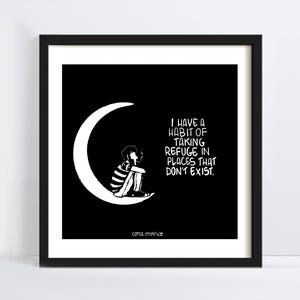 Puede incluir: Impresión artística en blanco y negro con una luna creciente y una figura sentada en ella. El texto dice: "Tengo la costumbre de refugiarme en lugares que no existen". El nombre del artista, "coma empirico", está en la parte inferior.