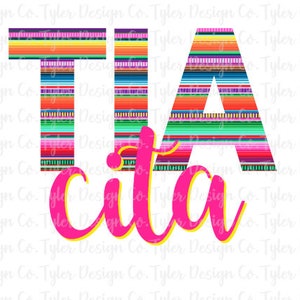 Pode incluir: Um design gráfico colorido com as palavras "TIA" em um padrão listrado que lembra um cobertor mexicano, com a palavra "cita" escrita em itálico rosa abaixo.