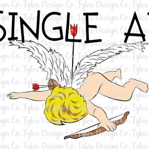 Puede incluir: Una ilustración de dibujos animados de Cupido con alas, acostado de espaldas con una flecha en el pecho. Él está sosteniendo un arco y una flecha. El texto "SINGLE AF" está por encima de él.
