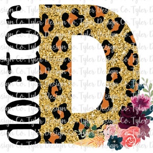 Könnte beinhalten: Ein goldener Glitzerbuchstabe D mit Leopardenmuster. Der Buchstabe ist von einem Blumenarrangement mit rosa, roten und violetten Blumen umgeben. Der Text "Four" ist in Schwarz links neben dem Buchstaben geschrieben.