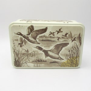 Vintage Ducks and Chickens Tin - DandTBarnFinds