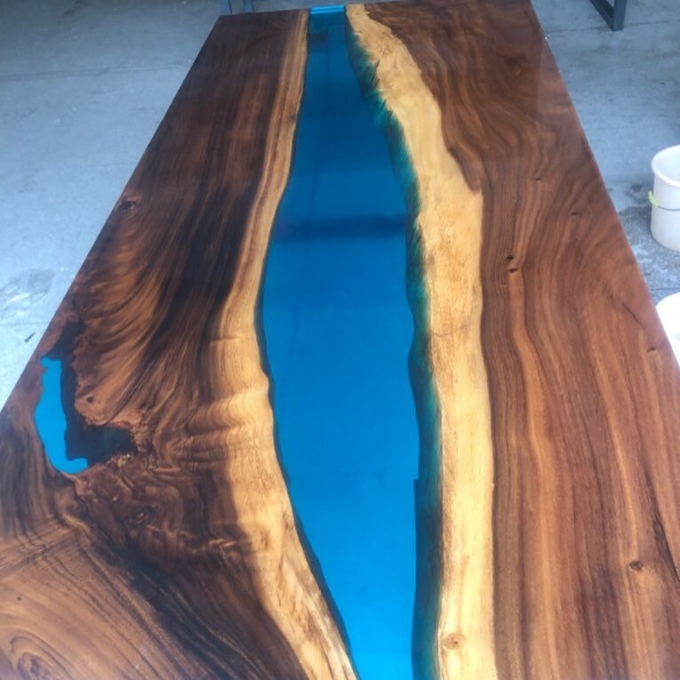 Table Rivière en Noyer Massif et Résine Epoxy Bleue