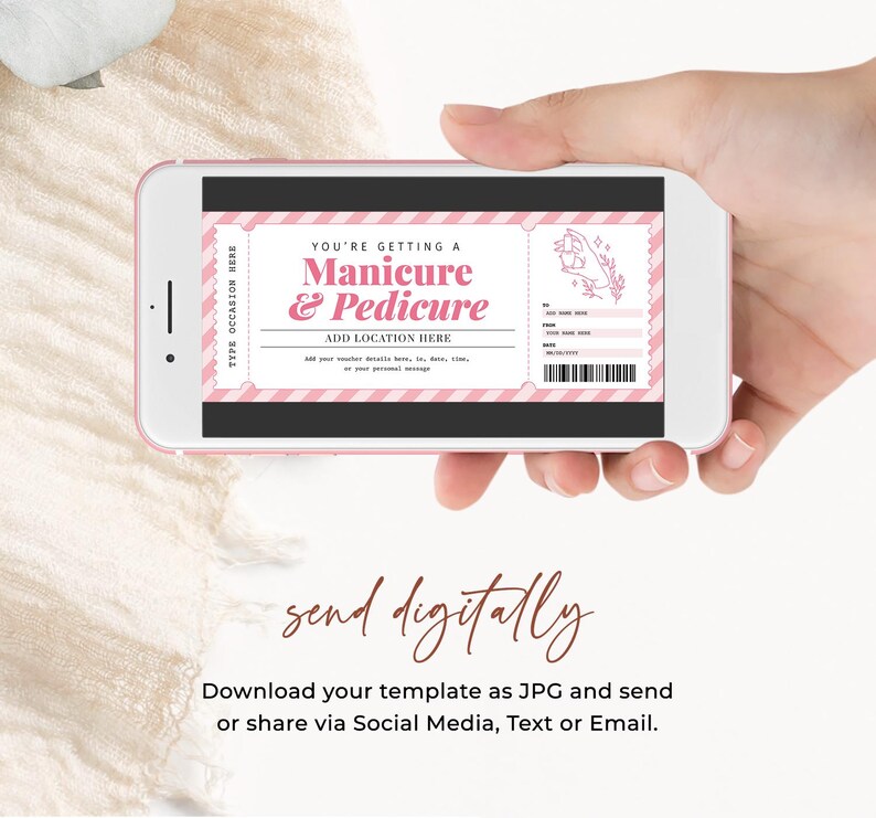 Puede incluir: Un tel&eacute;fono inteligente rosa muestra una plantilla digital de certificado de regalo de manicura y pedicura. El texto dice "Est&aacute;s recibiendo una manicura y pedicura" con espacio para agregar detalles de ubicaci&oacute;n. El tel&eacute;fono se sostiene contra un fondo blanco suave.