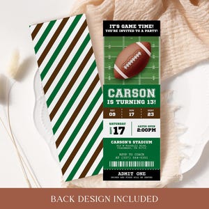 Puede incluir: Una invitaci&oacute;n a una fiesta de cumplea&ntilde;os con tem&aacute;tica de f&uacute;tbol con rayas verdes y marrones. El boleto dice "&iexcl;Es hora del juego! &iexcl;Est&aacute;s invitado a una fiesta!" y "&iexcl;Carson cumple 13!" con detalles de la fiesta, incluida la fecha, la hora y la ubicaci&oacute;n. El boleto tambi&eacute;n tiene un gr&aacute;fico de f&uacute;tbol.