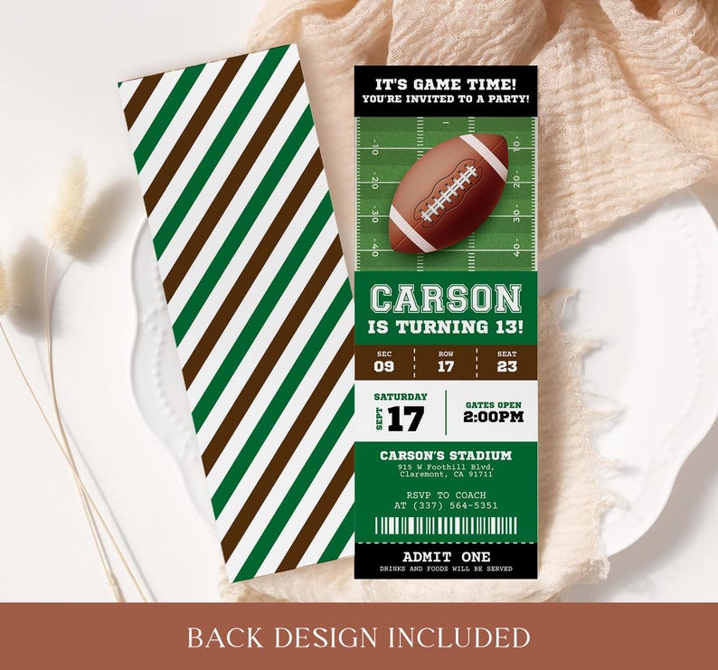 Puede incluir: Una invitaci&oacute;n a una fiesta de cumplea&ntilde;os con tem&aacute;tica de f&uacute;tbol con rayas verdes y marrones. El boleto dice "&iexcl;Es hora del juego! &iexcl;Est&aacute;s invitado a una fiesta!" y "&iexcl;Carson cumple 13!" con detalles de la fiesta, incluida la fecha, la hora y la ubicaci&oacute;n. El boleto tambi&eacute;n tiene un gr&aacute;fico de f&uacute;tbol.