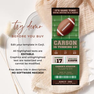 Puede incluir: Una invitaci&oacute;n de boleto de fiesta de cumplea&ntilde;os de tem&aacute;tica de f&uacute;tbol americano, de color verde y marr&oacute;n. El boleto dice "&iexcl;Carson cumple 13!" con detalles del evento, incluida la fecha, la hora y la ubicaci&oacute;n. Tambi&eacute;n dice "&iexcl;Es hora del juego! &iexcl;Est&aacute;s invitado a una fiesta!" en la parte superior.