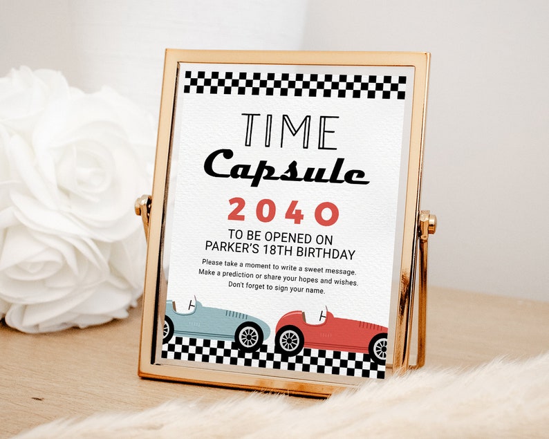 K&ouml;nnte beinhalten: Eine wei&szlig;e Karte mit schwarzem und rotem Text in einem goldenen Rahmen. Der Text lautet "TIME Capsule 2040 TO BE OPENED ON PARKER'S 18TH BIRTHDAY Please take a moment to write a sweet message. Make a prediction or share your hopes and wishes. Don't forget to sign your name."