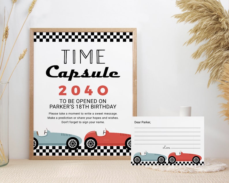 K&ouml;nnte beinhalten: Ein druckbares Zeitkapsel-Schild mit einem schwarz-wei&szlig; karierten Hintergrund. Das Schild lautet "TIME Capsule 2040 TO BE OPENED ON PARKER'S 18TH BIRTHDAY". Auf dem Schild sind zwei Comic-Rennwagen abgebildet, ein roter und ein blauer. Es gibt eine separate Karte mit Zeilen zum Schreiben einer Nachricht an Parker.