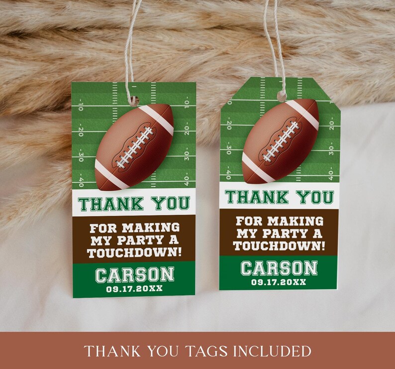 Puede incluir: Dos etiquetas de agradecimiento verdes y marrones con un gr&aacute;fico de f&uacute;tbol y el texto "&iexcl;Gracias por hacer de mi fiesta un touchdown!" con un nombre y una fecha.