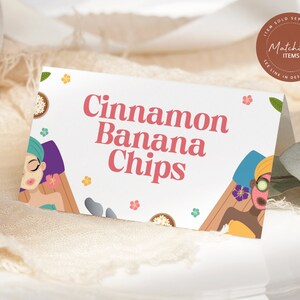 Op de afbeelding: Witte kaart met een roze en wit bloemenontwerp. De tekst "Cinnamon Banana Chips" is roze. Er zijn twee illustraties van vrouwen met gezichtsmaskers, een ligt en een zit.