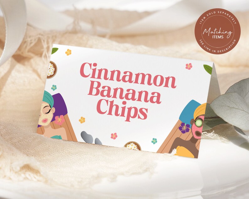 Op de afbeelding: Witte kaart met een roze en wit bloemenontwerp. De tekst "Cinnamon Banana Chips" is roze. Er zijn twee illustraties van vrouwen met gezichtsmaskers, een ligt en een zit.