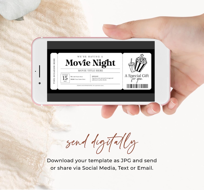Peut inclure: Un &eacute;cran de t&eacute;l&eacute;phone num&eacute;rique affichant un mod&egrave;le de billet de cin&eacute;ma imprimable. Le billet est noir et blanc avec le texte "We're having a Movie Night" et "A Special Gift for you".