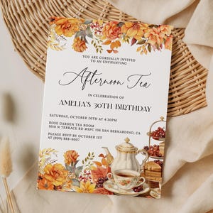 Könnte beinhalten: Eine Einladung zu einer Afternoon-Tea-Party mit floralen und herbstlichen Illustrationen. Die Einladung enthält den Text "Afternoon Tea" und Details für Amelias 30. Geburtstag, einschließlich Datum, Uhrzeit und Ort.