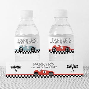 Pode incluir: Duas garrafas de água com rótulos com um design de carro de corrida vintage em azul e vermelho, com o texto "PARKER'S 3RD BIRTHAY PARTY". Os rótulos incluem uma borda de bandeira quadriculada e o número "2". Uma faixa correspondente também está presente.