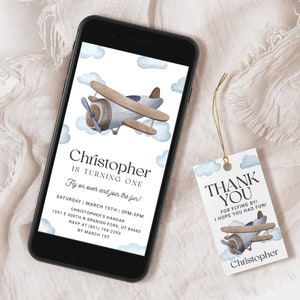 Pode incluir: Um avião azul e castanho com nuvens no fundo. O texto no convite diz "Christopher está completando um ano. Voe e junte-se à diversão! Sábado, 15 de março, 15h-17h. Hangar do Christopher, 1591 E 400th N Spanish Fork, UT 84560. RSVP para (801) 790-2393 até 1 de março."