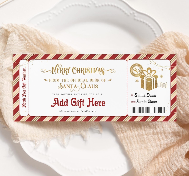Op de afbeelding: Een rood-wit gestreepte kerstcadeau voucher met gouden letters. De voucher zegt "Merry Christmas" en "From the official desk of Santa Claus". Het zegt ook "This voucher entitles you to a Add Gift Here". De voucher is geadresseerd aan "Emilia Dunn" van "Santa Claus".
