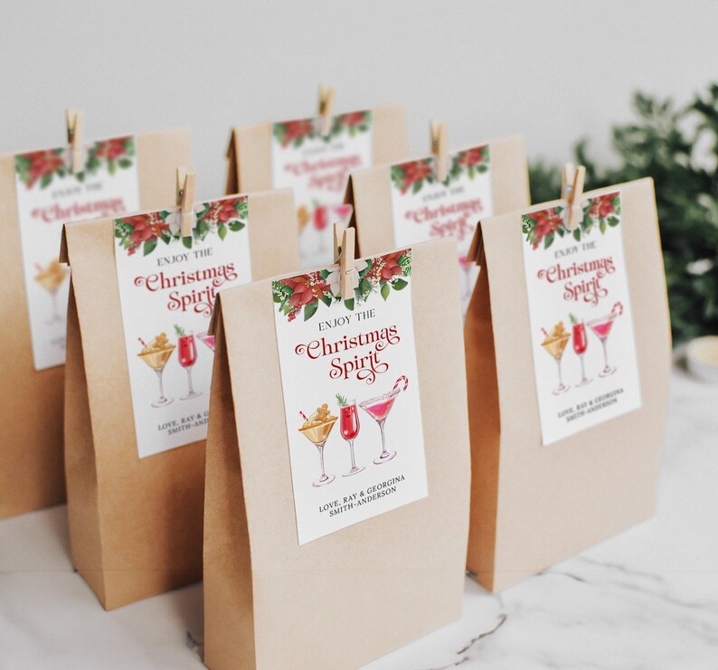 Op de afbeelding: Bruine papieren cadeauzakken met kaartjes waarop "Geniet van de kerstsfeer" staat en een aquarelillustratie van cocktails. De kaartjes bevatten ook de namen "Love, Ray & Georgina Smith-Anderson".