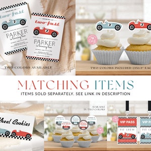 K&ouml;nnte beinhalten: Ein Set mit druckbaren Partydekorationen f&uuml;r eine Geburtstagsparty eines Zweij&auml;hrigen mit dem Thema Rennwagen. Das Set beinhaltet Einladungen, Cupcake-Topper und VIP-P&auml;sse. Die Farben sind Rot, Blau und Schwarz. Der Text auf den Einladungen lautet "Growing Up Two Fast" und "Parker wird zwei Jahre alt".
