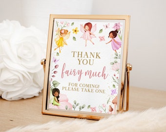 Könnte beinhalten: Ein rosafarbenes und goldenes Dankeschön-Schild mit floralem Design und Feen. Das Schild lautet "Vielen Dank, Fee" und "Für's Kommen! Bitte nimm eins mit".