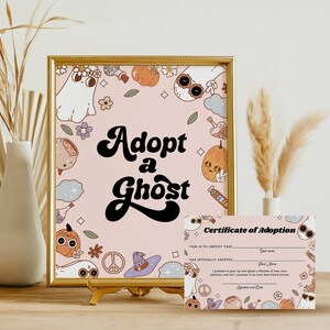 Könnte beinhalten: Ein druckbares Adoptionszertifikat für einen Geist. Das Zertifikat hat einen rosa Hintergrund mit einer fantasievollen Illustration von Geistern, Kürbissen und anderen Halloween-Motiven. Der Text "Adopt a Ghost" ist in einer großen, fetten Schrift. Das Zertifikat lautet "Hiermit wird bescheinigt, dass... offiziell adoptiert hat... Ich verspreche, meinem neuen Geist ein Leben voller Liebe, Fürsorge, Aufmerksamkeit und Spaß zu schenken! Ich verspreche, sein bester Freund für immer zu sein. Unterschrift und Datum."