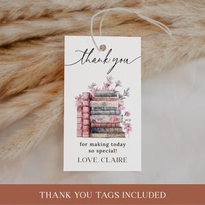 Może przedstawiać: Biała etykieta z napisem "thank you" w eleganckiej czcionce. Poniżej akwarelowa ilustracja stosu książek z kwiatowymi akcentami. Tekst "for making today so special! LOVE. CLAIRE" jest r&oacute;wnież obecny.