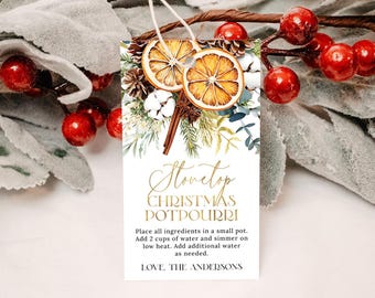 Op de afbeelding: Een printbare cadeau-tag met een aquarel-illustratie van gedroogde sinaasappels, kaneelstokjes en groen. De tekst luidt "Stovetop Christmas Potpourri" en bevat instructies voor het maken van de potpourri. De tag is perfect om een ​​zelfgemaakt cadeau een persoonlijke touch te geven.