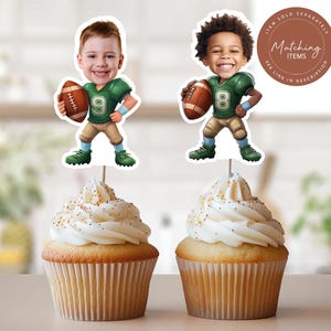 Puede incluir: Dos adornos para cupcakes con im&aacute;genes de dibujos animados de ni&ntilde;os vestidos como jugadores de f&uacute;tbol. Los adornos est&aacute;n impresos en cartulina blanca y presentan un uniforme de f&uacute;tbol verde y blanco con un bal&oacute;n de f&uacute;tbol en la mano. El texto "Matching Items" est&aacute; impreso en un c&iacute;rculo marr&oacute;n con el texto "See link in description" impreso debajo.
