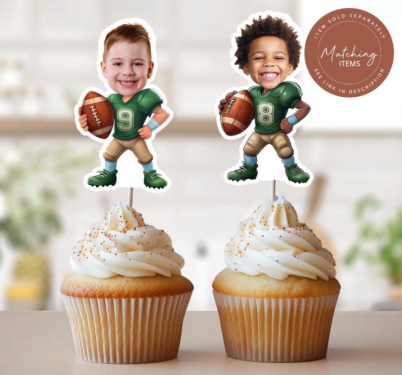 Puede incluir: Dos adornos para cupcakes con im&aacute;genes de dibujos animados de ni&ntilde;os vestidos como jugadores de f&uacute;tbol. Los adornos est&aacute;n impresos en cartulina blanca y presentan un uniforme de f&uacute;tbol verde y blanco con un bal&oacute;n de f&uacute;tbol en la mano. El texto "Matching Items" est&aacute; impreso en un c&iacute;rculo marr&oacute;n con el texto "See link in description" impreso debajo.