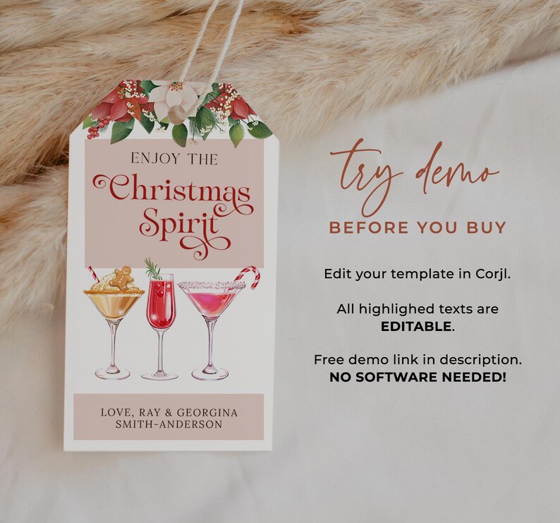 Op de afbeelding: Een roze en witte printbare kerstcadeau-tag met een feestelijk ontwerp met drie cocktails en de tekst "Enjoy the Christmas Spirit". De tag bevat ook de tekst "Try Demo Before You Buy" en instructies voor het bewerken van de sjabloon.