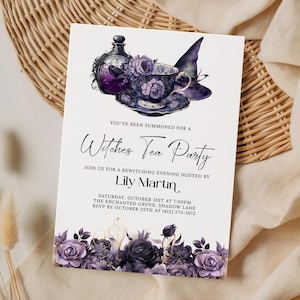 Könnte beinhalten: Eine weiße Einladungskarte mit floralem Rand und einer Illustration zum Thema Hexen. Oben befinden sich eine lila Teetasse, eine Zaubertrankflasche und ein Hexenhut. Der Text lautet "Witches Tea Party" und enthält Eventdetails.