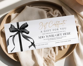 Könnte beinhalten: Ein weißes Geschenkgutschein mit goldener Schrift, die "Gift Certificate" und "A Gift For You" lautet. Der Gutschein hat ein schwarzes Band mit einer Schleife auf der linken Seite. Der Text lautet auch "This certificate entitles you to a Add Your Gift Here" und "Add more important details here and your personal message". Der Text lautet auch "To: Add Name Here" und "From: Your Name Here".