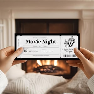 Peut inclure: Un billet de cin&eacute;ma imprimable noir et blanc avec le texte "We're having a Movie Night" et "Movie Title Here". Le billet porte &eacute;galement la date du 15 octobre et une section message. Le c&ocirc;t&eacute; droit du billet repr&eacute;sente un dessin de popcorn et une boisson avec le texte "A Special Gift for you".