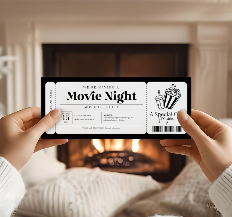 Peut inclure: Un billet de cin&eacute;ma imprimable noir et blanc avec le texte "We're having a Movie Night" et "Movie Title Here". Le billet porte &eacute;galement la date du 15 octobre et une section message. Le c&ocirc;t&eacute; droit du billet repr&eacute;sente un dessin de popcorn et une boisson avec le texte "A Special Gift for you".
