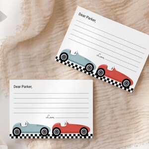 K&ouml;nnte beinhalten: Zwei leere Notizkarte mit einem Rennauto-Motiv. Die Karten sind wei&szlig; mit schwarzen Linien und zeigen ein blaues und ein rotes Rennauto auf einem karierten Flaggenhintergrund. Der Text "Lieber Parker, Liebe" ist auf jeder Karte gedruckt.