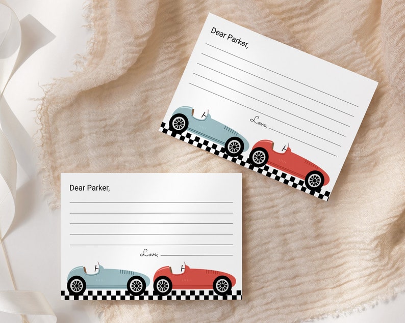 K&ouml;nnte beinhalten: Zwei leere Notizkarte mit einem Rennauto-Motiv. Die Karten sind wei&szlig; mit schwarzen Linien und zeigen ein blaues und ein rotes Rennauto auf einem karierten Flaggenhintergrund. Der Text "Lieber Parker, Liebe" ist auf jeder Karte gedruckt.