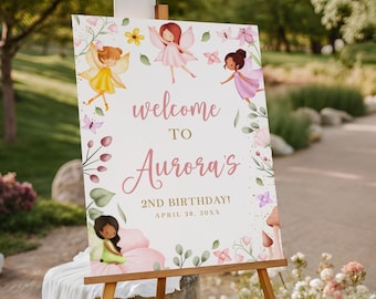 Pode incluir: Uma placa de boas-vindas para o 2º aniversário de Aurora, com ilustrações de fadas e detalhes florais. A placa inclui o texto "welcome to Aurora's" e a data "28 de abril de 20XX". A placa é exibida em um cavalete de madeira.