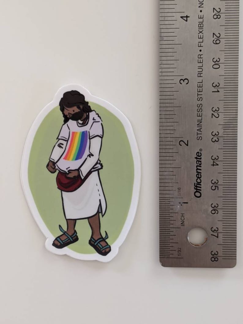 Puede incluir: Una pegatina de una persona de dibujos animados que lleva una camisa blanca con un arco&iacute;ris y una bolsa marr&oacute;n. La persona est&aacute; de pie sobre un fondo verde.